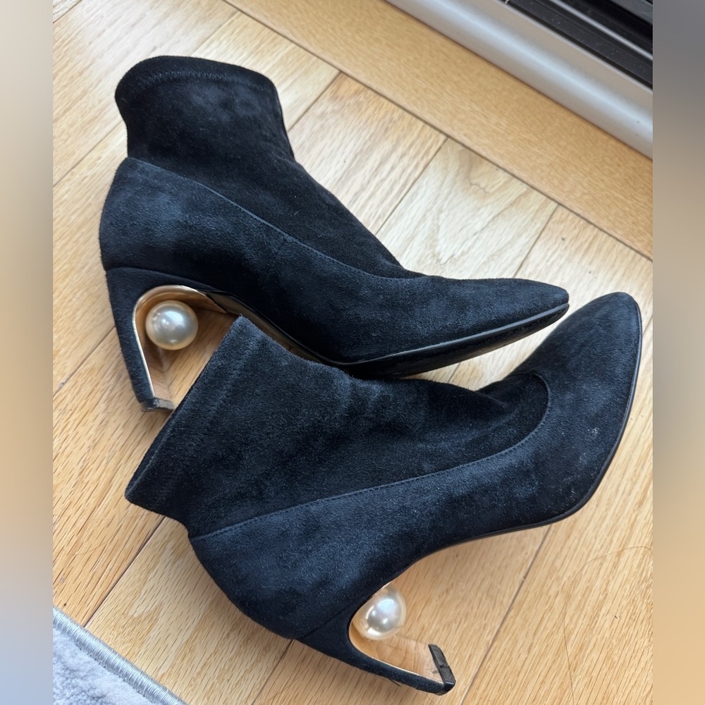 high heelee boots with pearl